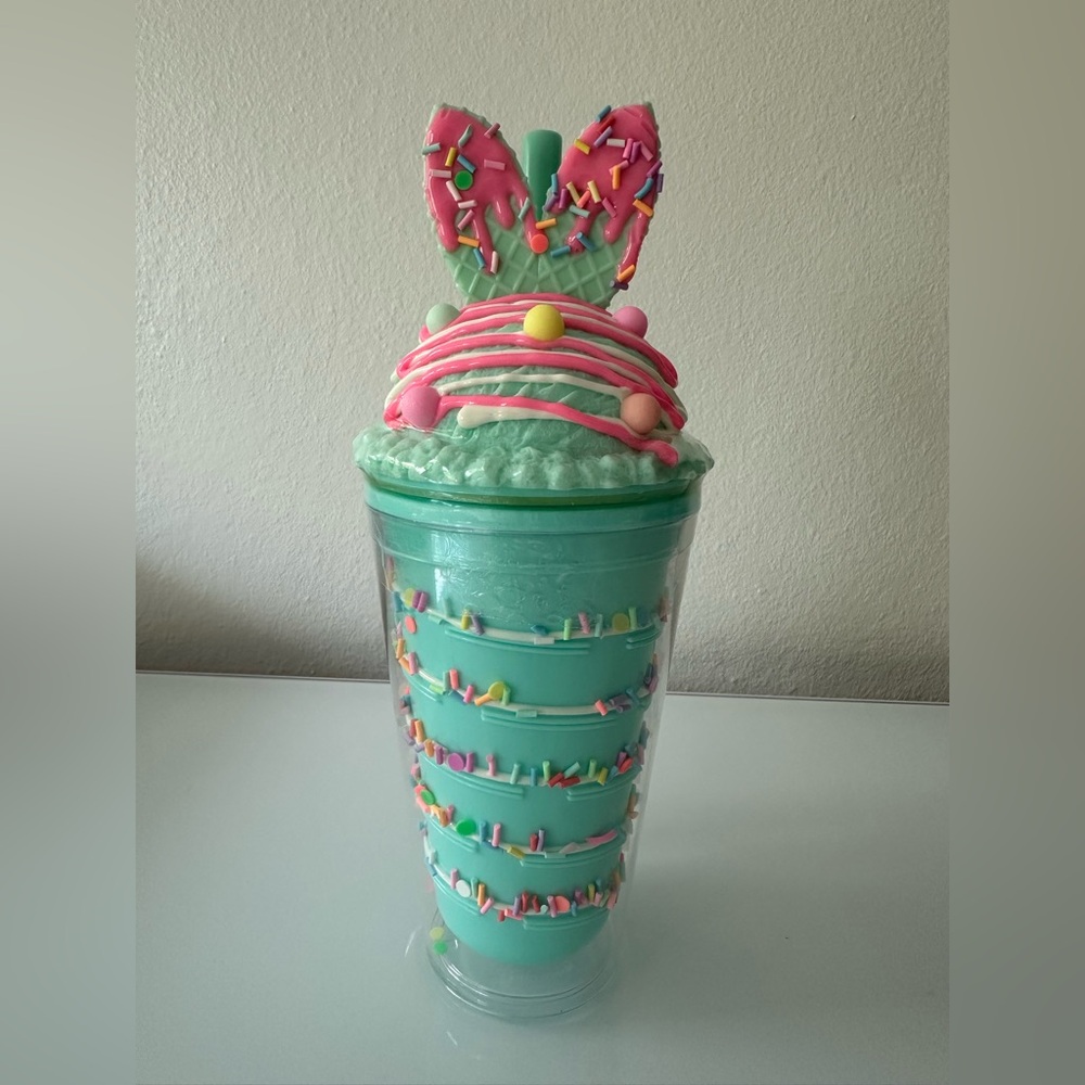 Hot Focus Ice cream hydration novelty Cup with 1 straw. NWT
